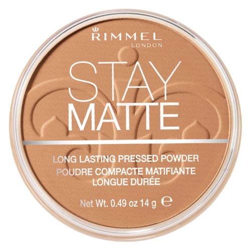 Rimmel Stay Matte pressad puder i en rund behållare, persikofärgad, med vitt och silvertext upptill.