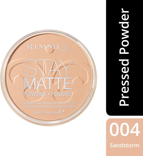 En rund kompaktdofta med beige puder märkt "Stay Matte." En svart etikett säger "Pressed Powder."