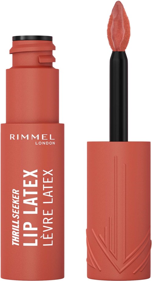 En korallfärgad tub med Rimmel London läppglans och svart applikator. Toppens mönster är strukturerat.