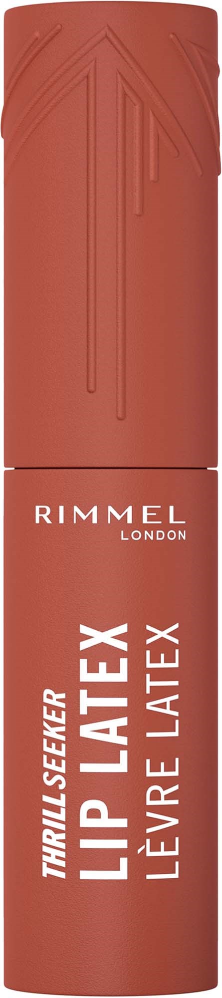 Ett Rimmel London läppglans förpackning i rödaktig färg med dekorativ design upptill.