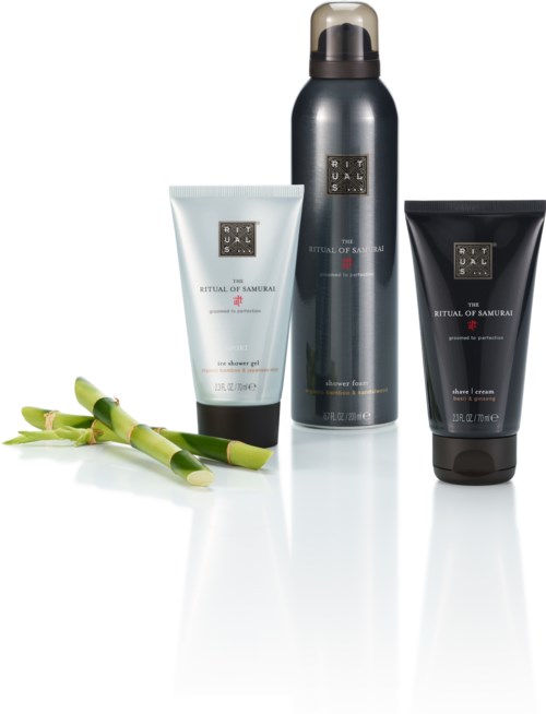 Et sett med hudpleieprodukter med bambusstilker, inkludert en flaske, tube og spray, alle merket "The Ritual of Samurai."