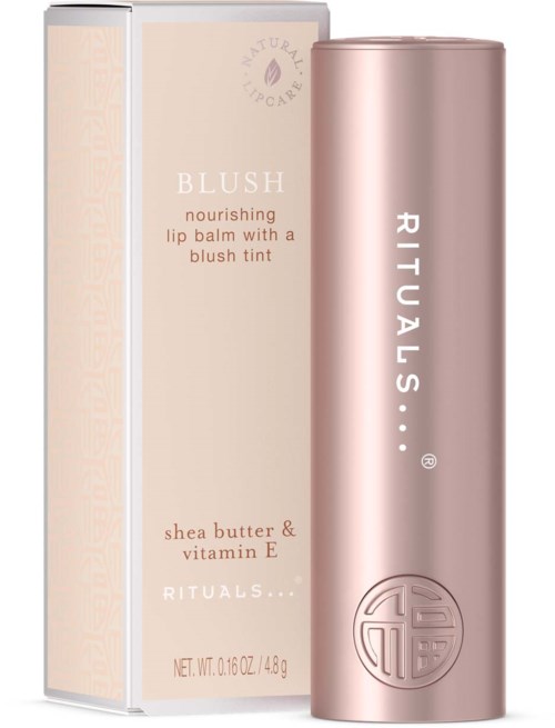 En læbestift ved siden af en beige æske med produktdetaljer i bløde rosa og beige farver.