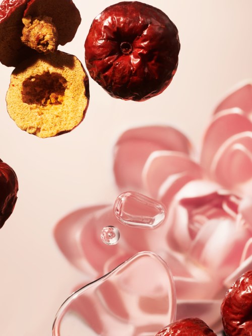Tørkede røde bær, rosa blomsterblad og klare dråper er arrangert kunstnerisk.