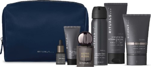 En blå toalettväska med olika RITUALS herrvårdsprodukter inklusive schampo, duschmousse, kroppslotion, ansiktsserum och deodorant.