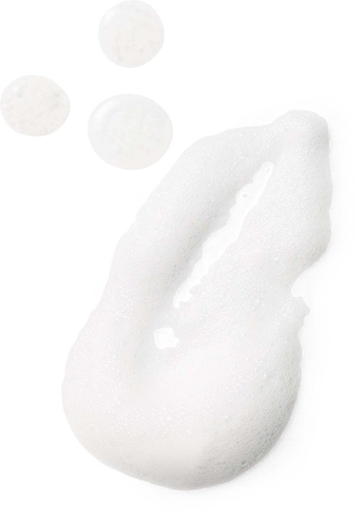 Vitt skum med tre små runda bubblor på vit bakgrund.