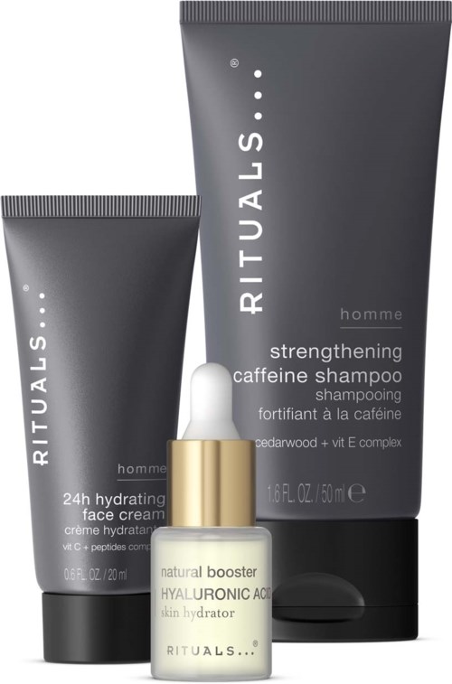 Twee tubes Rituals mannen gezichtsproducten en een kleine fles booster serum worden getoond.