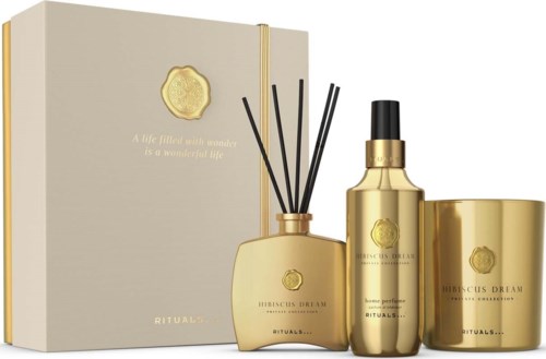 Luksuriøst guldfarvet hudplejesæt med æske, diffuser, sprayflaske og krukke, alle med Rituals-mærket.