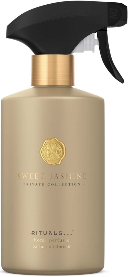 En beige sprayflaske med svart utløser og gullmerke, merket 'Sweet Jasmine' fra Rituals' private collection.