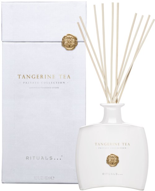 En hvit eske merket 'Tangerine Tea' med gullmerke og en hvit diffuserflaske med reed-sticker.