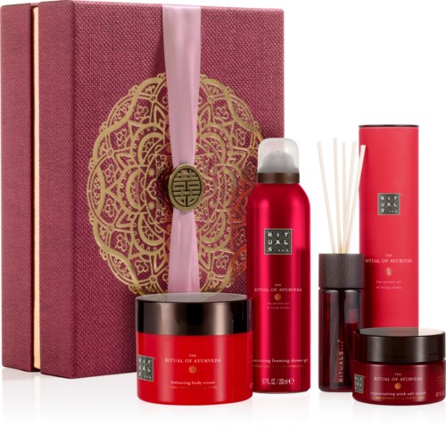 Kauneustuotteiden setti, sisältää pinkki- ja punakovaisia pakkauksia, kuten laatikko, lotion, vaahtopesu, diffuuseri ja kerma.