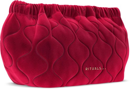 Punainen, quiltattu kangaskassi kuminauhalla ja pienen kultaisen tekstin "RITUALS".