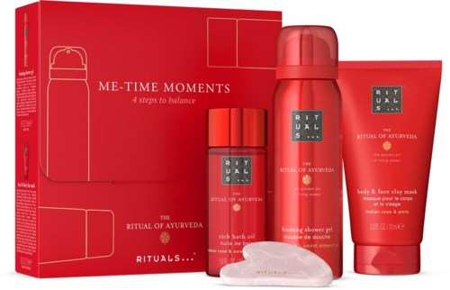 Et hudplejesæt med tre røde produkter i en æske, inklusive lotion, shower gel og ansigtsmaske, med tema ‘Me-Time Moments’.