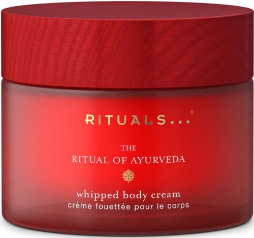 Rødt glass med rødt lokk, inneholder pisket kroppskrem, merket som Ayurveda-ritual, fra Rituals-merket.