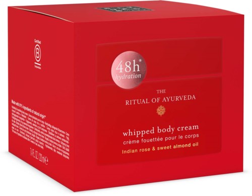 Rødt eske med Ayurveda whipped body cream med indisk rose og mandelolje, hevder 48 timers fuktighet, merke ikke oppgitt.