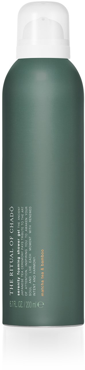 Grön cylinderformad flaska med vit pump, etiketten säger 'The Ritual of Chado' och lite beskrivande text.