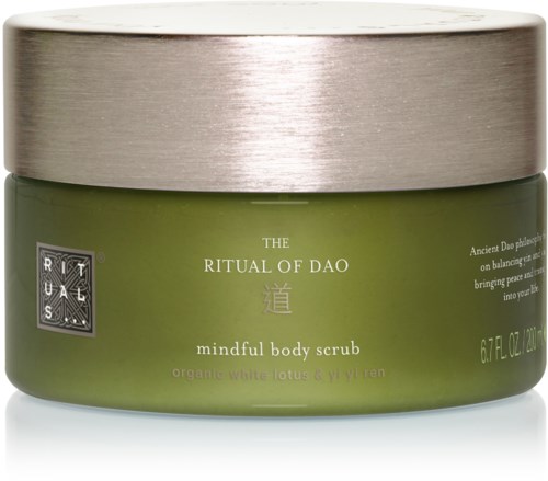 Grön burk med mindful body scrub och silverlock, märkt 'The Ritual of Dao' med lotus och Ylang Ylang.