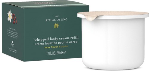 Zielone pudełko z białym tekstem i kwiatem lotosu pokazuje 'Whipped Body Cream Refill' z zapachem lotosu i jaśminu, obok biały pojemnik.