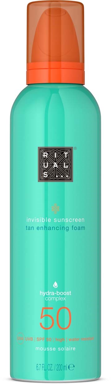 Een turquoise fles met oranje dop, gelabeld voor zonnebrandcrème SPF 50, met merknamen en productinformatie.