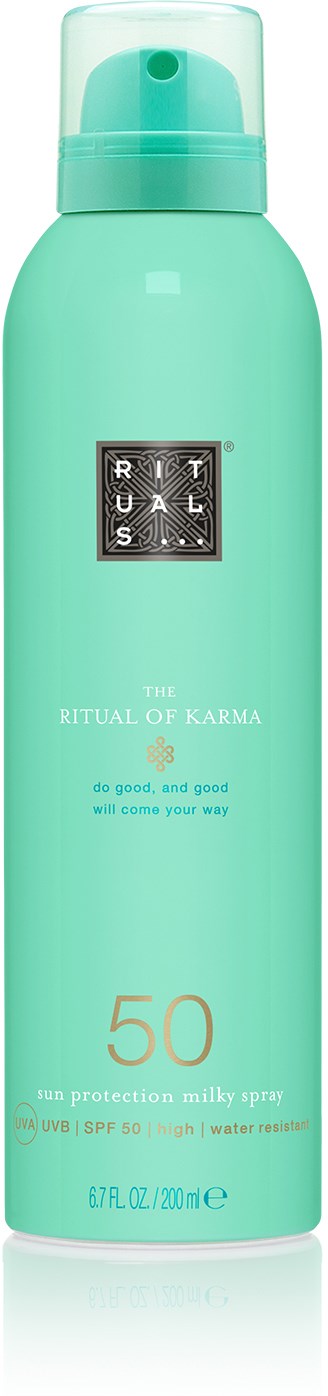 En lång, ljusgrön sprayflaska med genomskinlig lock, märkt med SPF 50 för solskydd, kallad 'The Ritual of Karma.'