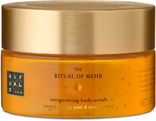 En burk kroppsskrubb med gul-orange färg och guldlock, märkt 'The Ritual of Mehr' med en naturlig tema.
