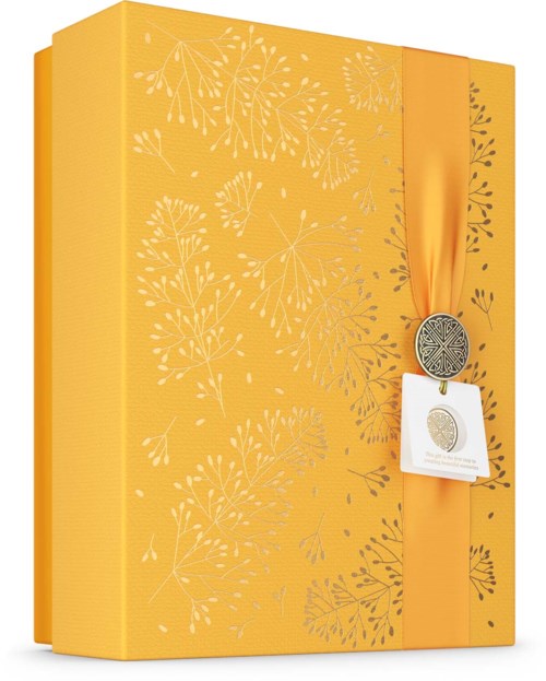 Een gele geschenkdoos met een bloemenpatroon en een oranje lint met medaillon.
