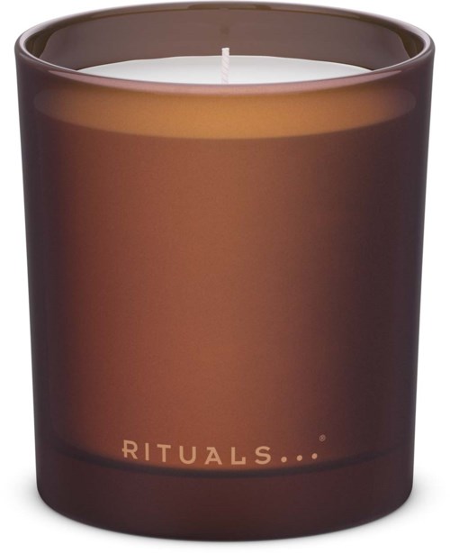 Ruskea kynttilä pyöreässä astiassa, jossa lukee 'RITUALS' alhaalla.