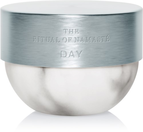En sølvfarvet og hvid skål med teksten "The Ritual of Namaste Day" indgraveret på toppen.