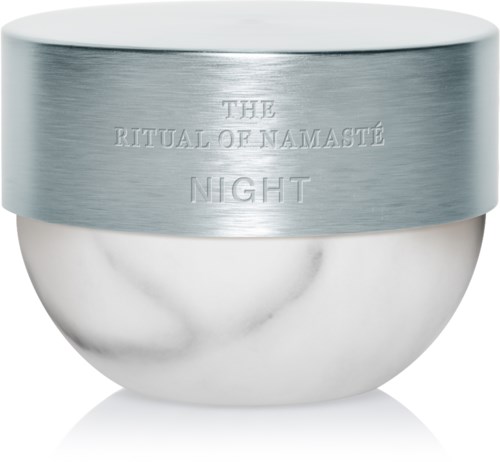 En silverfärgad och vit behållare med texten 'The Ritual of Namaste Night' ingraverad på den.