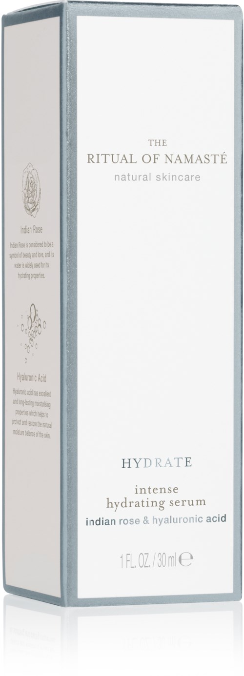 En lång, vit låda med silverkanter, märkt 'Hydrate' och innehåller återfuktande serum med indisk ros och hyaluronsyra.