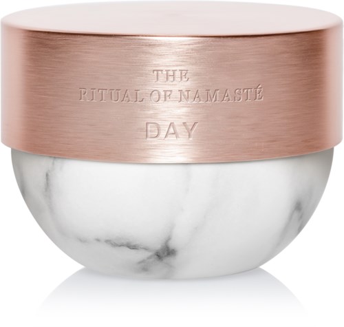 En sølvskål med et rosa låg med indgraveret tekst, "THE RITUAL OF NAMASTÉ DAY."