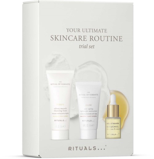 Doos met huidverzorgingsproducten, waaronder reinigers, moisturizer en serum in een gele fles.