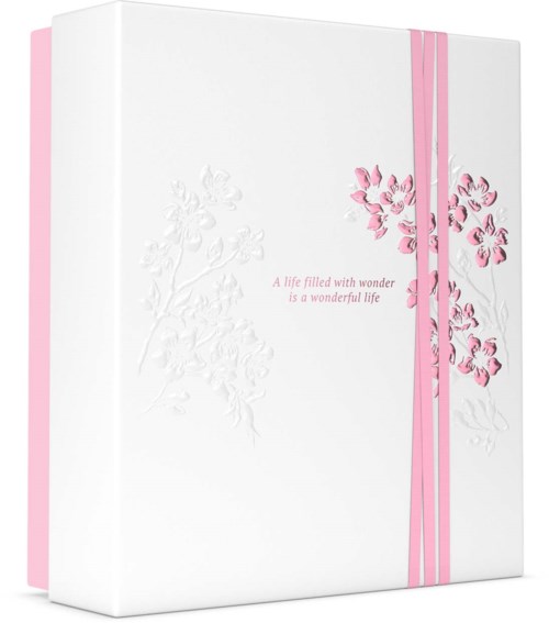 En hvid album med pink blomsterdesign og pink striber. Tekst: "Et liv fyldt medundere er et vidunderligt liv."