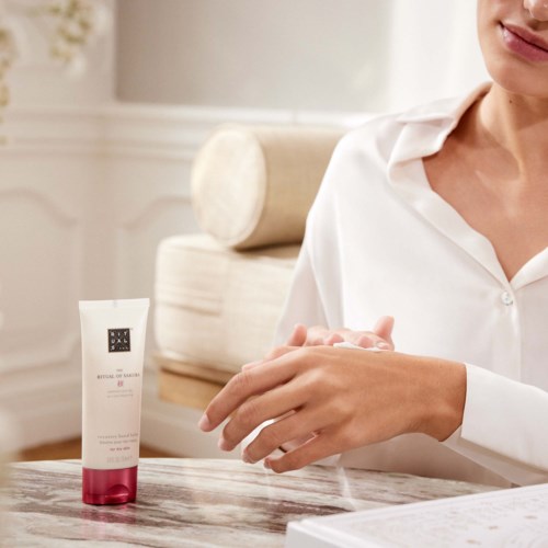 Бальзам для рук Rituals The Ritual of Sakura Hand Balm, цветы вишни и рисовое молоко, для сухой кожи, 70 мл — фото 3
