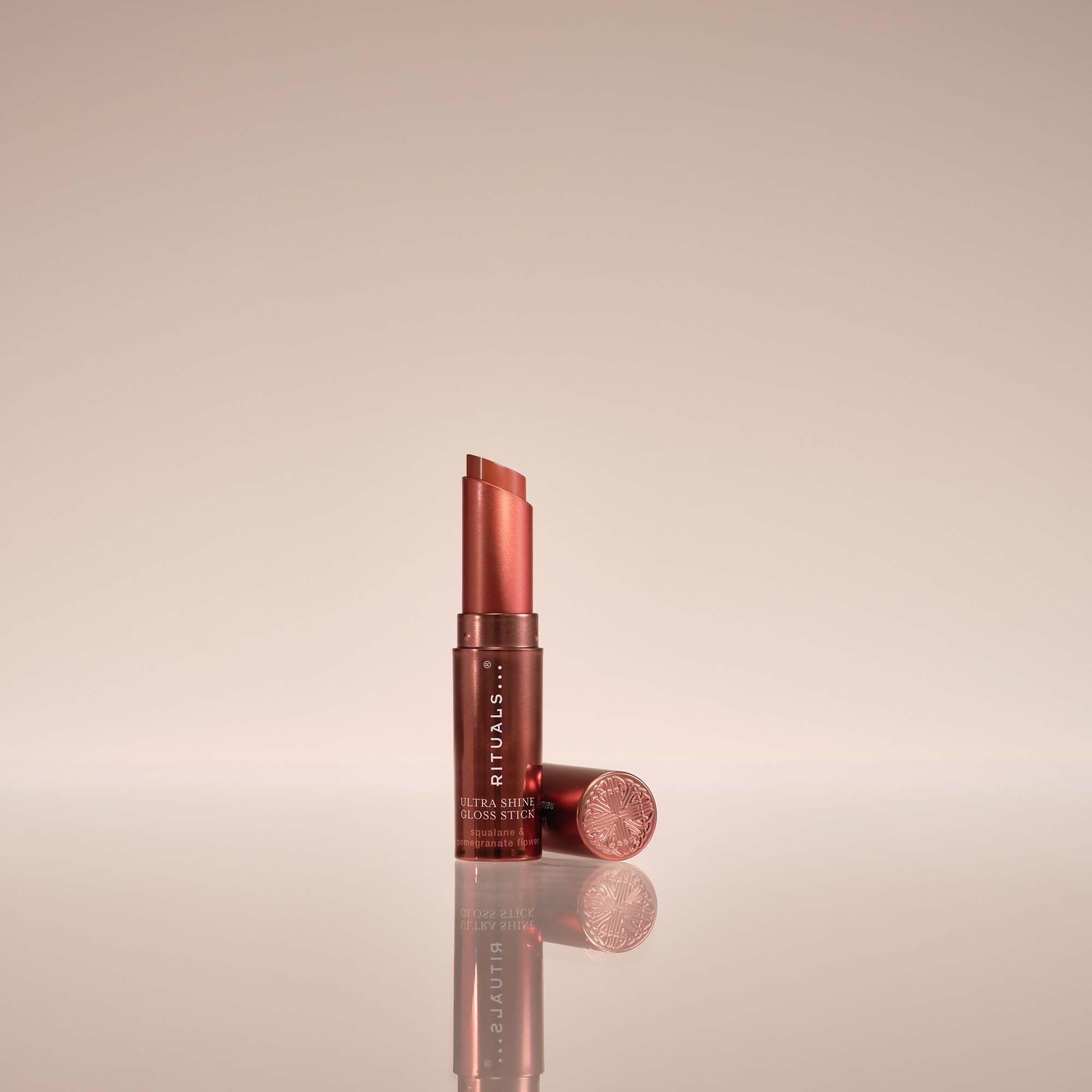 Rituals Ultra Shine Gloss Stick Blushed Almond (zdjęcie 5)