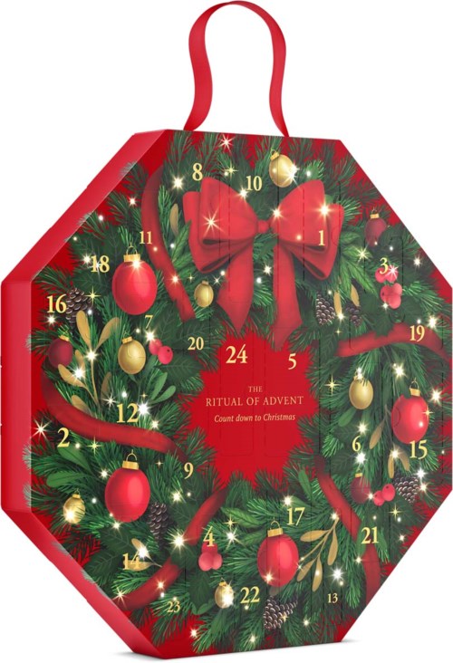 En juleinspirert adventskalender formet som en heksagon, dekorert med røde og gullfargede ornamenter, bånd og grønt.