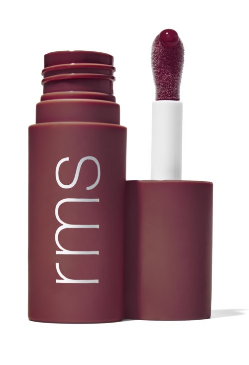 Lipstick met open deksel, toont de donkerrode applicator. De huls is donkerrood met witte tekst.