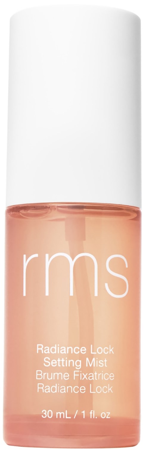 En liten, genomskinlig flaska med vitt lock, innehållande lätt rosa vätska, märkt 'rms Radiance Lock Setting Mist.'