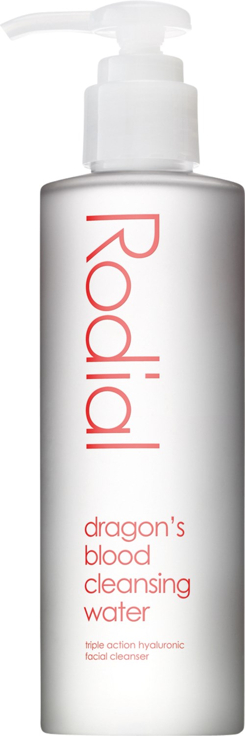 Eine weiße Flasche mit Pumpe, mit der Beschriftung 'Rodial' und 'Dragon's Blood Cleansing Water', zur Gesichtsreinigung.
