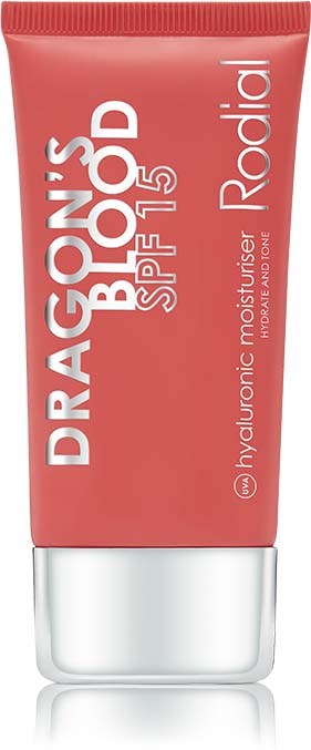 Een roze tube met 'DRAGON'S BLOOD SPF 15' en 'Rodial', geeft een vochtinbrengend product met zonbescherming aan.