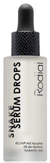 En hvid flaske med sort dråbetænger, mærket 'SNÄÄK SERUM DROPS' og 'Rodial'.