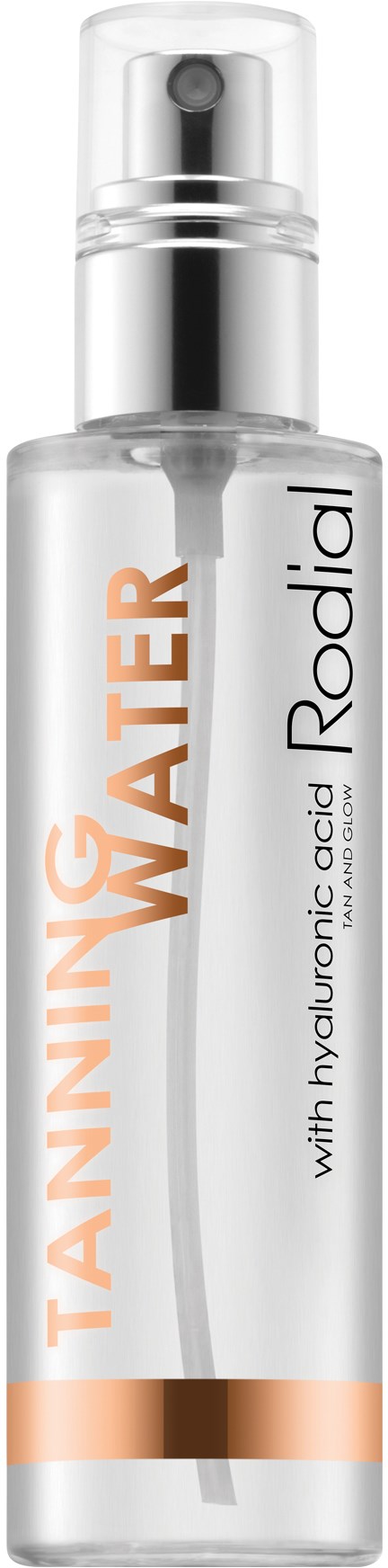 En klar sprayflaska märkt "Tanning Water" med silverlock och orange text, innehållande återfuktande formula.