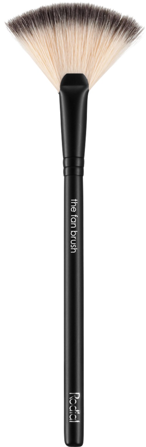 En makeup-børste med svart håndtak og beige bust, merket 'the face brush.'