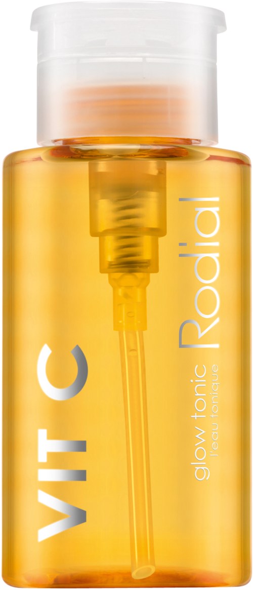 En liten flaske med sprayhett, merket 'VIT C glow Tonic' i hvit og lyseblå tekst, oransje væske inni.
