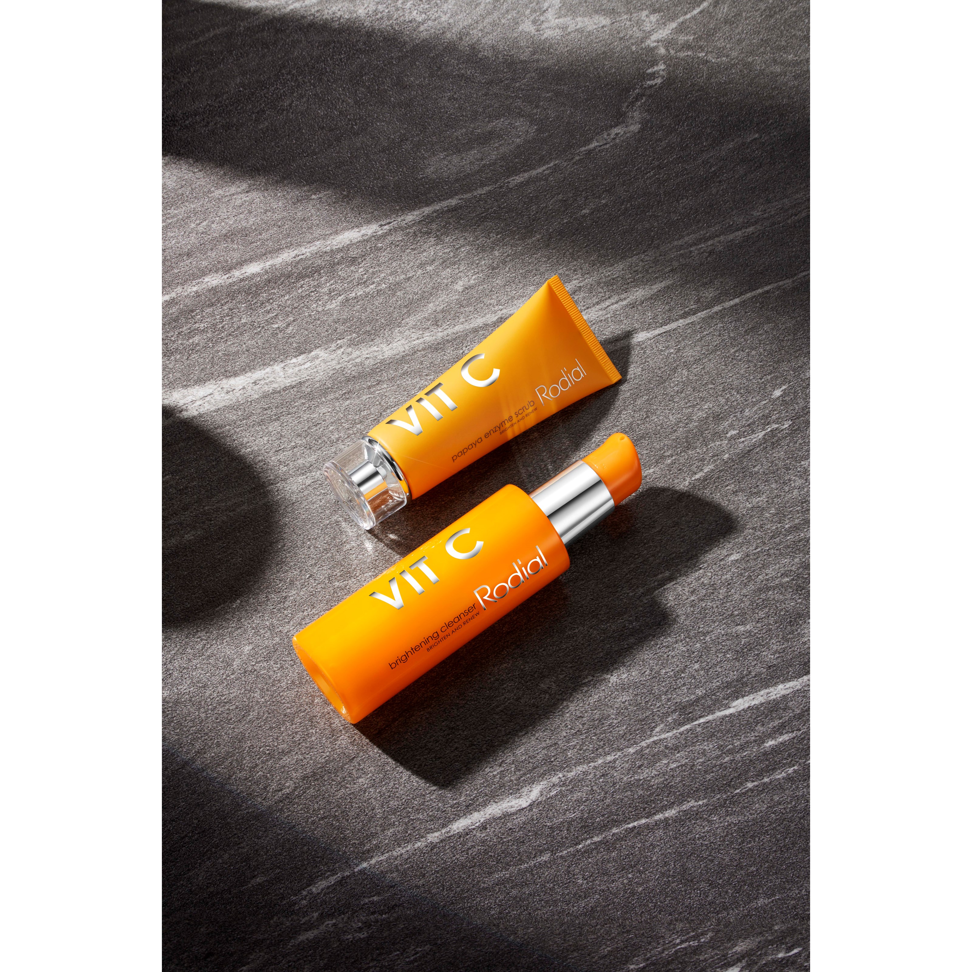 Alternativ bild 1 för Rodial Vitamin C Brightening Cleanser 135 ml