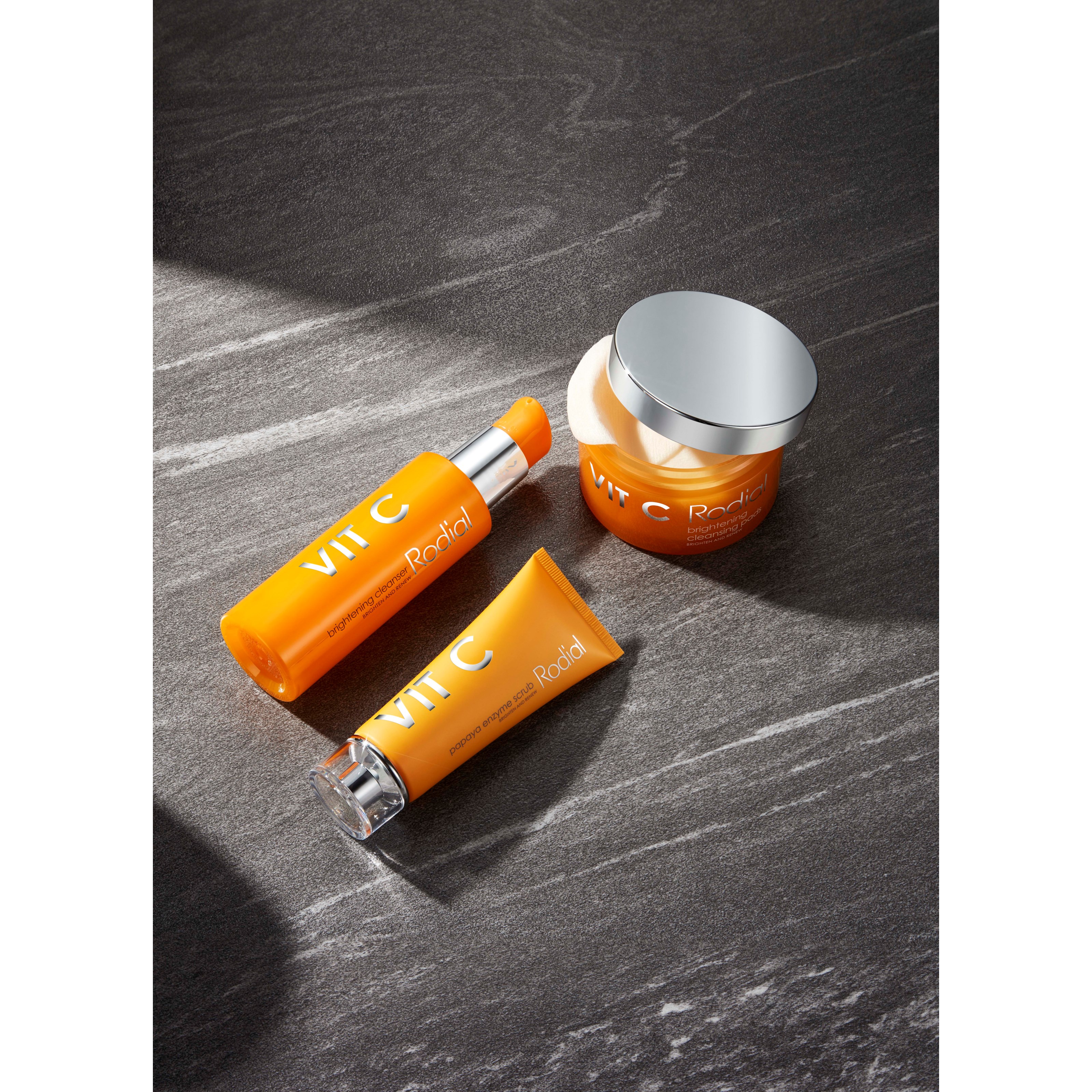 Rodial Vitamin C Brightening Cleanser 135 ml (obrázok 3)