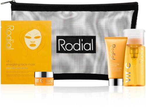 Zestaw do pielęgnacji skóry z maseczką, kremem, serum i workiem z logo 'Rodial'.