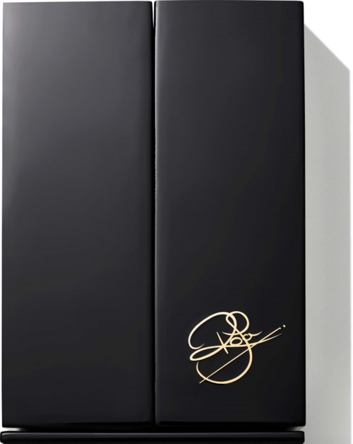 Ein schwarzer Kühlschrank mit einem goldfarbenen Logo am Boden, schlichtes Design, steht auf einem hellen Boden.