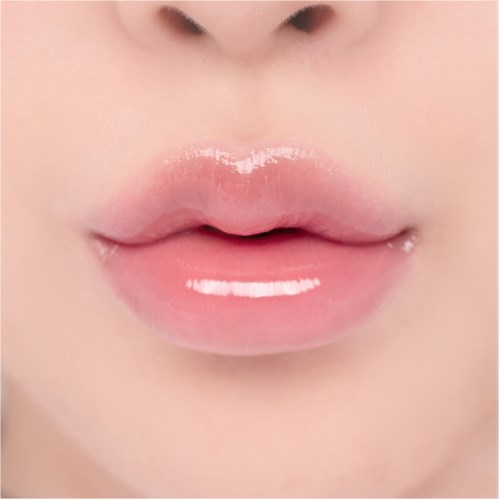 Close-up van glanzende, roze lippen met een zachte, egale huid.