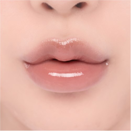 Close-up van lippen, glanzend, licht open, met heldere huid eromheen.
