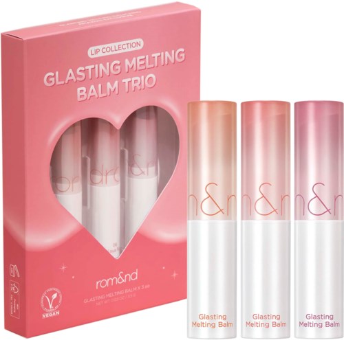 En rosa låda med tre läppbalsamrör märkta 'Glasting Melting Balm' inuti ett hjärtformat fönster.
